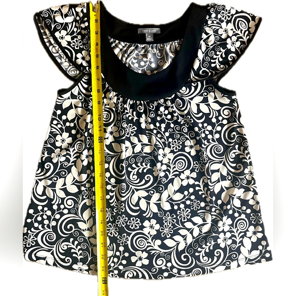 Apt 9 black and white floral flutter sleeve blouse. Excellent condition. Size SP - Picture 4 of 8